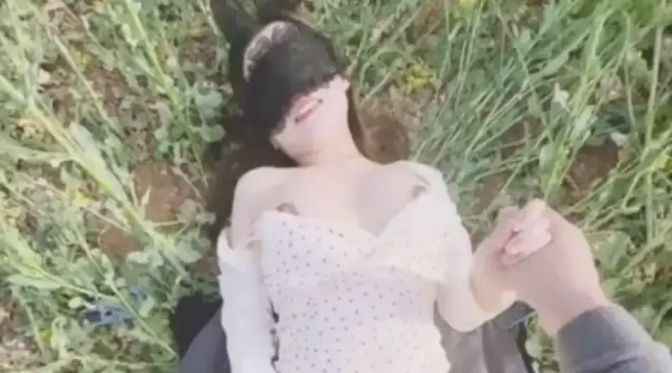 妹妹的第一次给了我,油菜花田里野战,美穴爆浆太淫靡了,爆艹内射淌汁 - 无套内射视频