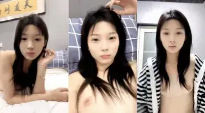 白桃味的悠悠深夜露脸撩骚狼友，清纯可爱的小妹全裸互动，掰开骚狼友给狼友看特写，撅着屁股求草淫声荡语不断