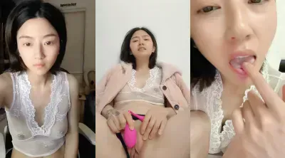 很有韵味的小少妇，全程露脸丁字裤，逼里塞着跳蛋自慰呻吟，表情好骚跟狼友互动听指挥揉奶玩逼，不要错过