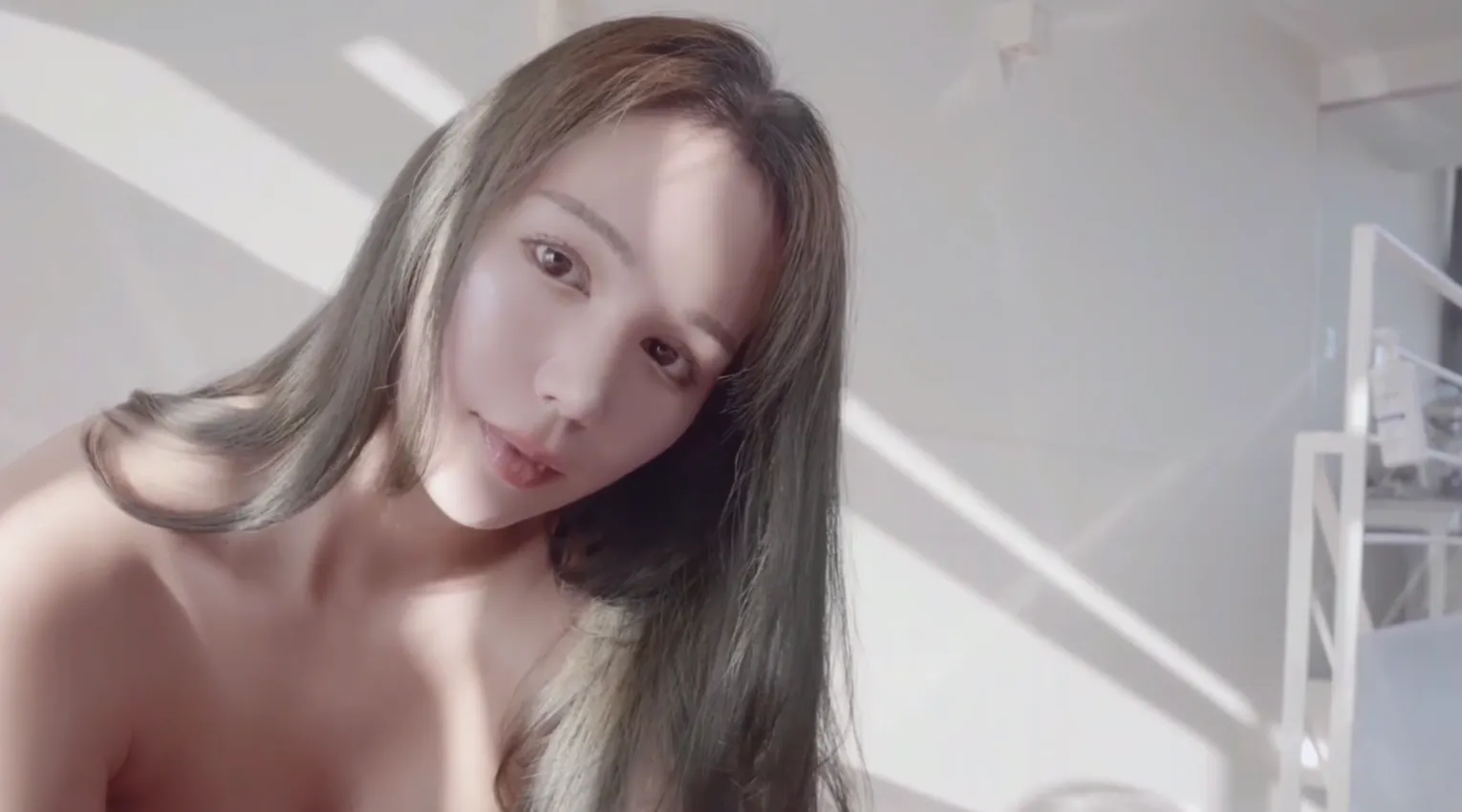 Naomiii _在透明板凳上自慰_被男友扶腰后入猛怼_娇喘连连