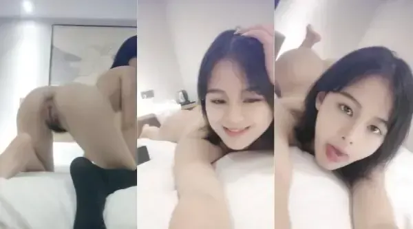颜值很高的女神尤物全程露脸精彩大秀直播，逼逼粉嫩毛毛多性欲旺盛，揉奶玩逼看特写，伸着舌头要舔狼友鸡巴
