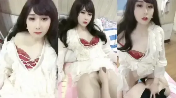 高颜值伪娘 被小姐姐手工撸仙棒 后入啪啪 表情好妩媚