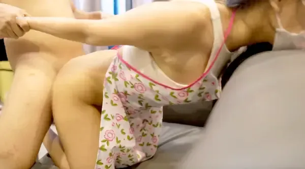 漂亮嫂子请你吃饺子 看到性感大屁屁还想调戏吃嫂子 好猛把嫂子都操虚脱了