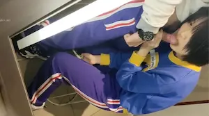 ｜极品稀缺❤️大开眼界｜刚成年的小情侣 让女友商场试衣间口交口爆 多视角拍摄 女友穿着学生装嫩出水