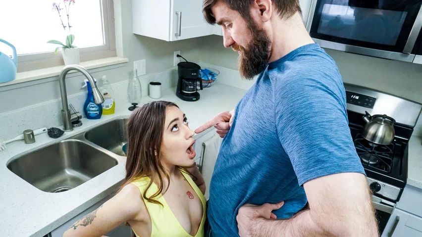 Sera Ryder 在厨房里被她的继兄弟 Chris Epic 性交
