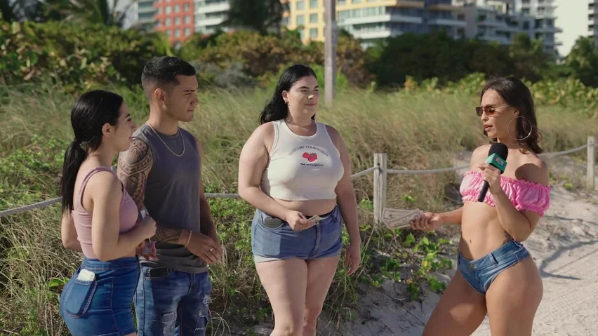 老兄喜欢和非常性感的女士们做一些奇怪的他妈的