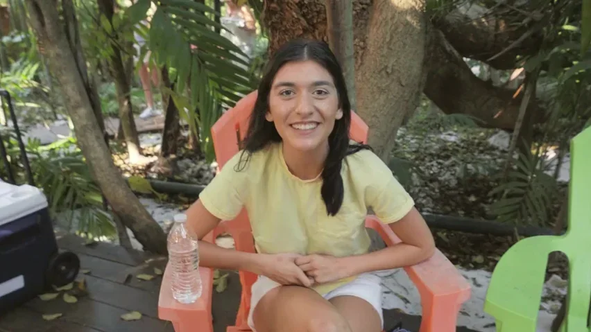 有天赋的吸鸡巴者在户外玩耍并在 POV 中被窒息