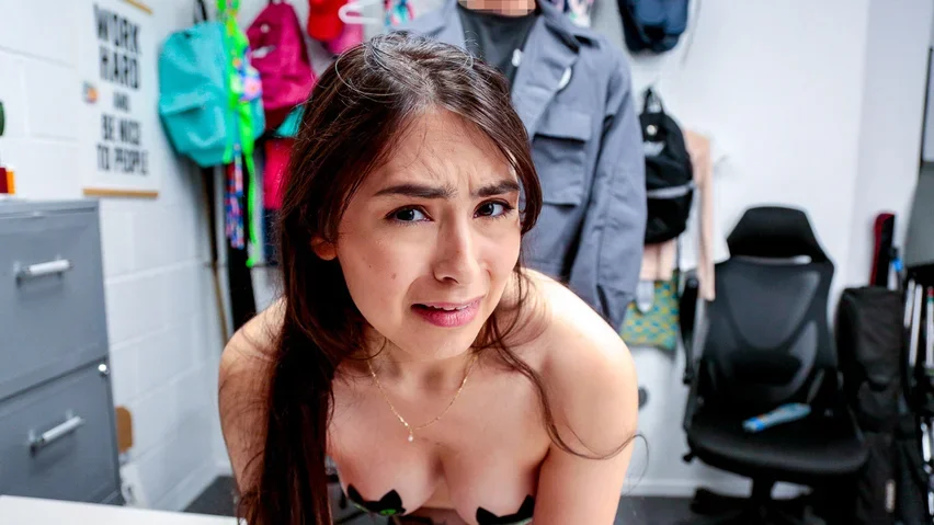 Kitty Valance 吹了一名保安人员并被上了床