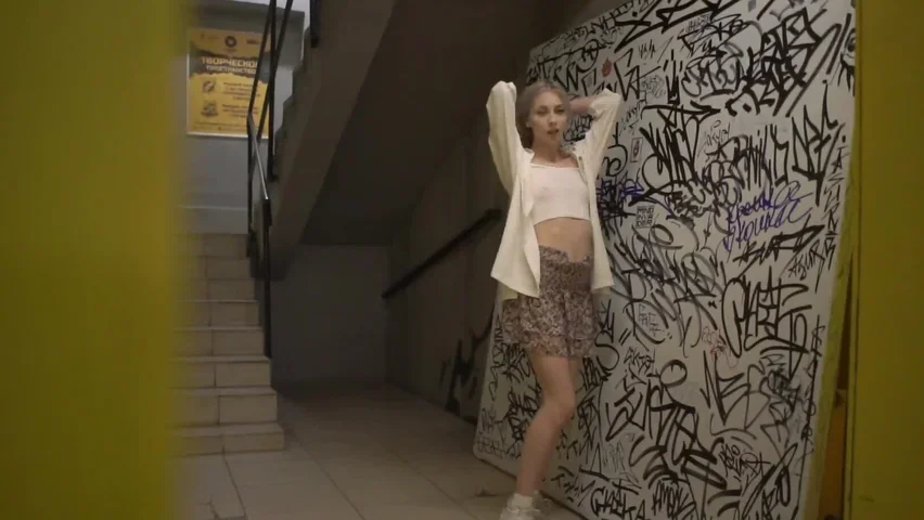 甜美的金发女郎 Carolina Sun 闪耀着她的乳房和阴户