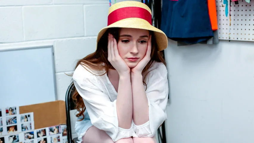 Hazel Moore 被一名保安人员脱光衣服搜身并性交