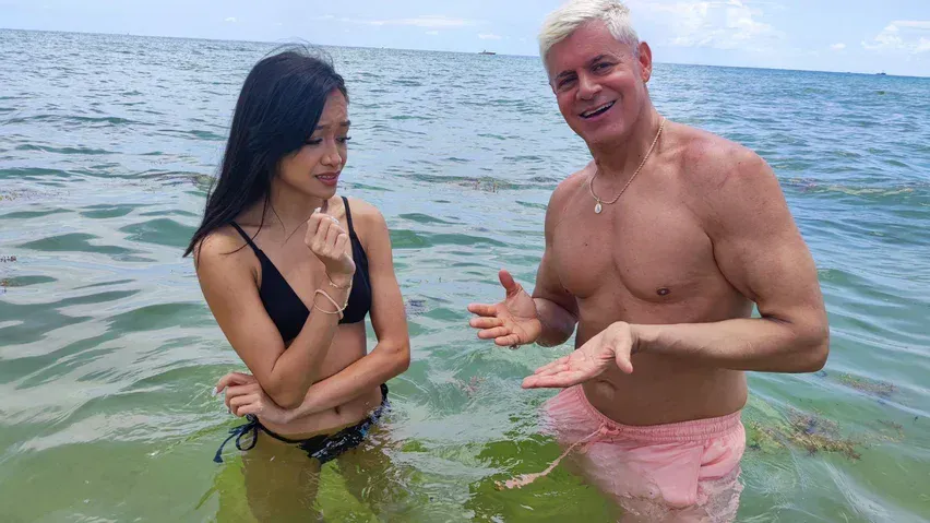 两个多汁的女孩被拍摄到与一个角质的家伙做爱