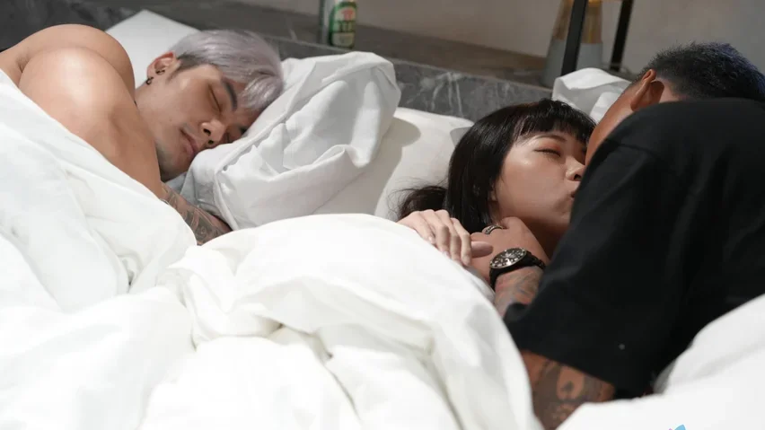 Asin 小可爱和他自己的兄弟欺骗她的男朋友