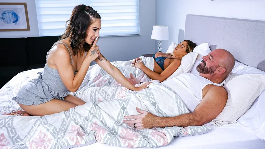 堕落的女孩骑在继父的鸡巴上，就在她妈妈旁边