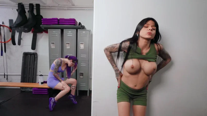 Scott Nails，生生地着扎着辫子的美女 Jesse Pony