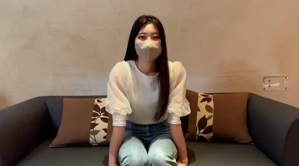 FC2-PPV-4092421 【特别版】一名24岁的上班部落成员，有一头美丽的黑发。敏感从头到尾抽出，猥亵射精→大量中出。