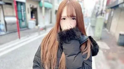 FC2-PPV-4633282 我叫住了一位在街边美容院工作的苗条美女，直接把她带到了酒店♡运动中锻炼出来的腹肌随著老男人的肉棒抽插而颤动起来，“啊啊♡”